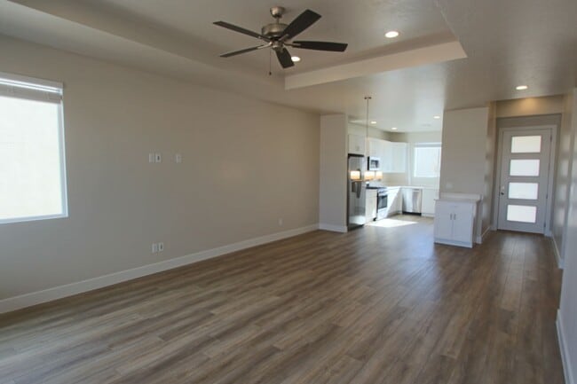 Building Photo - LIKE NEW: 2170+ SQFT and majestic VIEWS  3 Br 2.5 Ba 2 Car garage