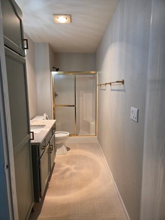 Building Photo - 883 E Loos St