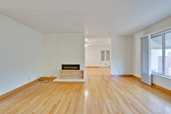 Building Photo - Hardwood Floors- Top Moreland SCH- SM Dogs Welcome- Close to Apple
