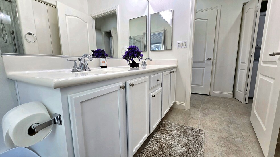 Building Photo - 2305 W Horizon Ridge Pky