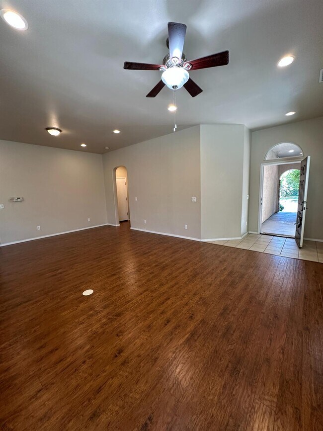 Building Photo - 5541 N Plum Ln