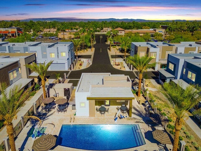 Building Photo - Town Surprise