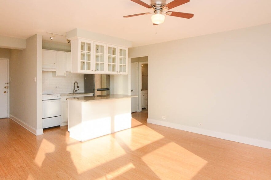 Building Photo - 428 W Wellington Ave