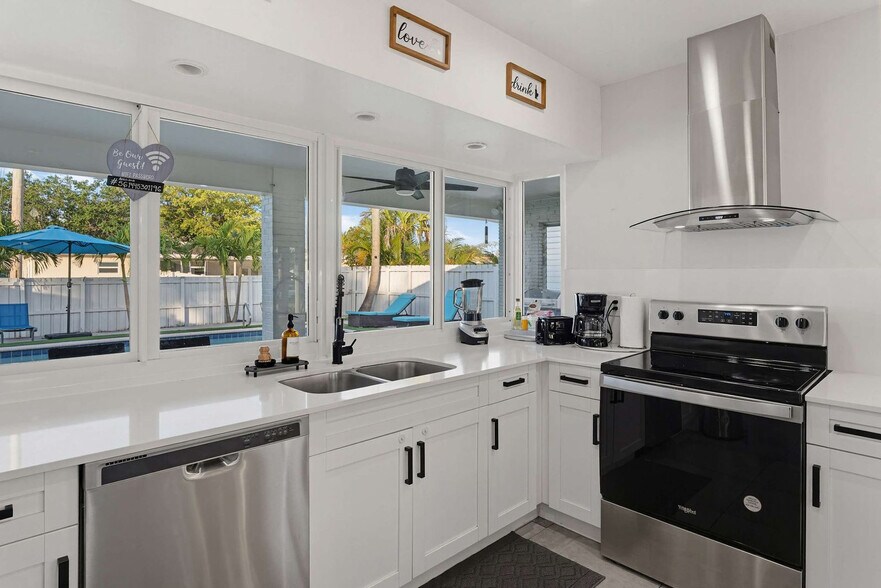 Building Photo - 632 S Crescent Dr