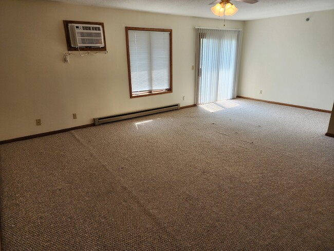 Building Photo - Large 2 Bedroom, 1 Bathroom Apartment with...