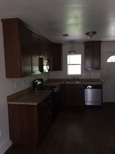 Building Photo - SMITHVILLE - COZY 2 BEDROOM 1 BATH HOME!!