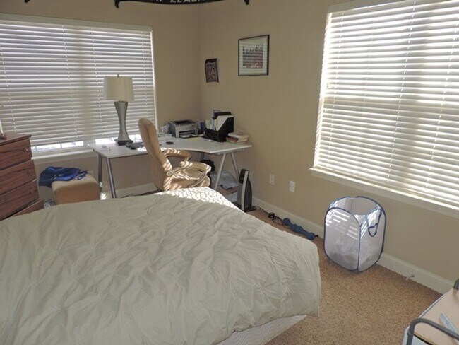 Building Photo - $2000 | 3 Bedroom, 2 Bathroom Condo | No P...