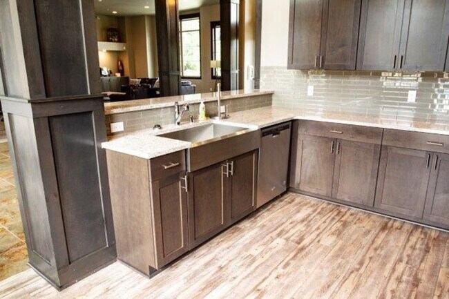 Building Photo - Amazing 1 bedroom with upscale interiors!