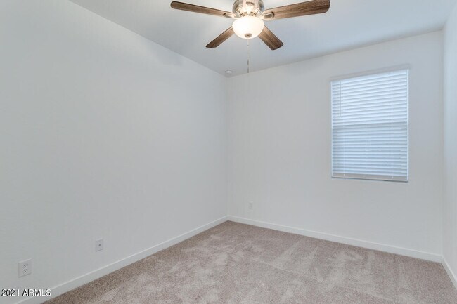 Building Photo - 1346 E Glass Ln