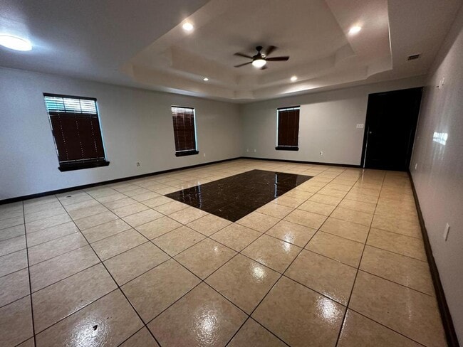 Building Photo - 10680 La Homa Rd