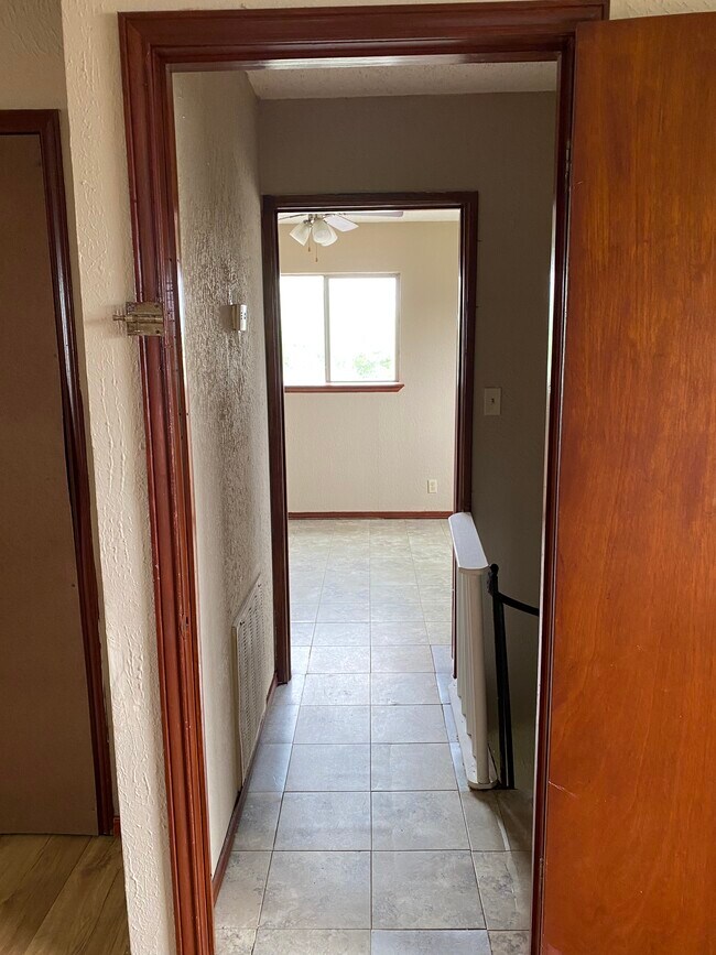 Building Photo - 985 N Iowa Ave