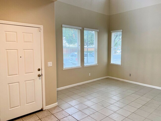 Building Photo - Beautiful Brentwood home with bed and full bath downstairs