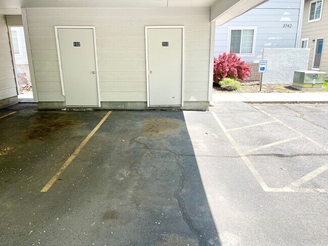 Building Photo - Beautiful 2 Bedroom 1 Bath Apartment- Close to BSU