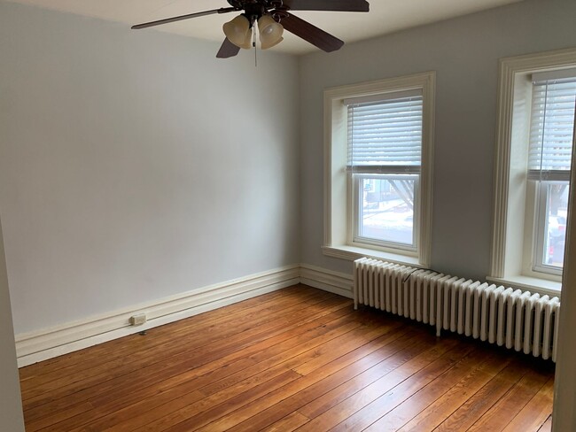 Building Photo - 3 Bedroom 1.5 Bathroom Emmaus Single in th...