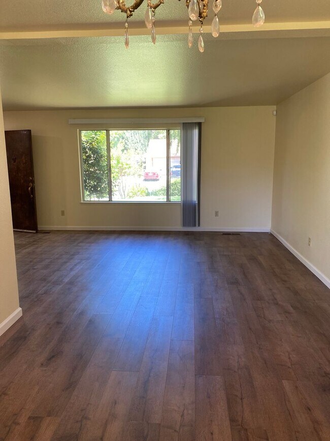 Building Photo - Coming Soon - Beautifully remodeled 5 bed/...
