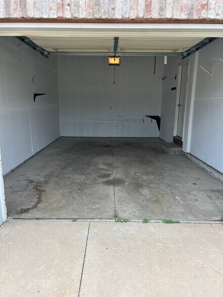 Building Photo - 4693-4695 N Shooks Ct