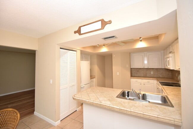 Building Photo - Second floor condo 2/1.5 located at the Fa...