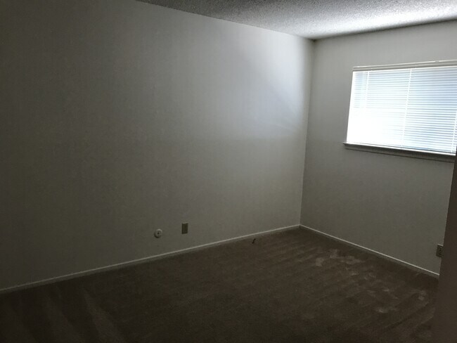 Building Photo - 8417 Edgefield Way