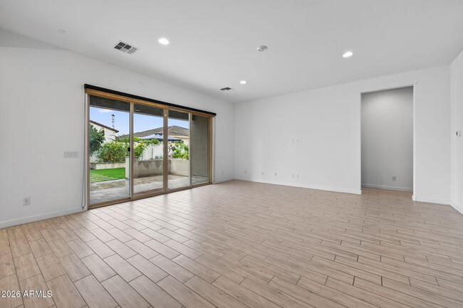 Building Photo - 203 E Birchwood Pl
