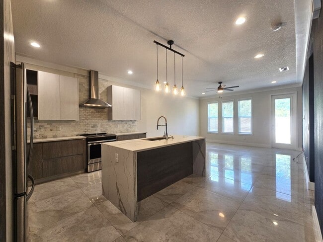 Building Photo - Spacious 4/2.5 Home