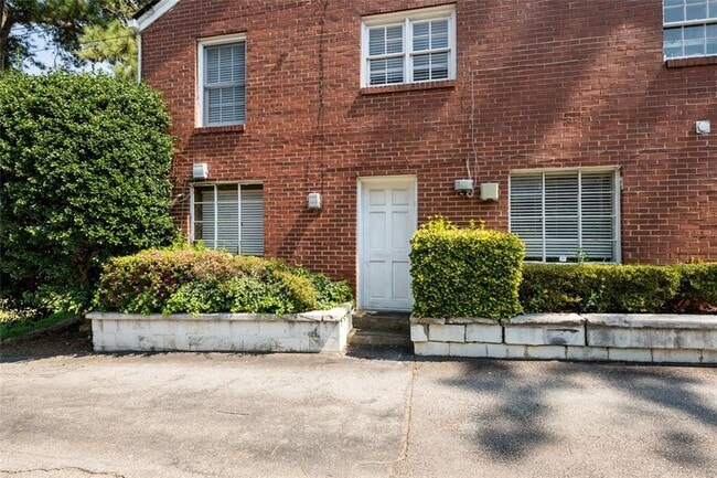 Building Photo - 1205 Spring Valley Ln NE