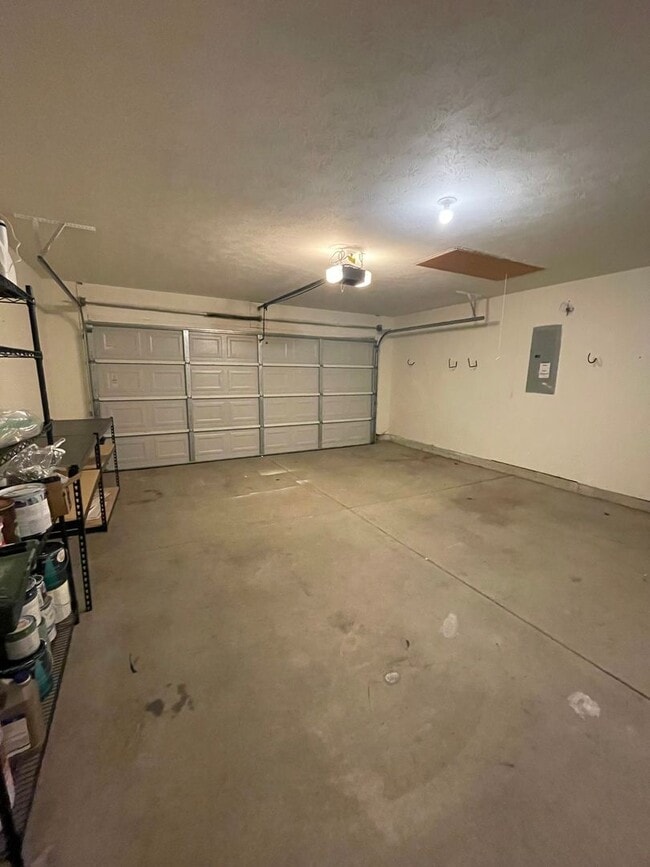 Building Photo - Gorgeous Three Bedroom Single-Family Home