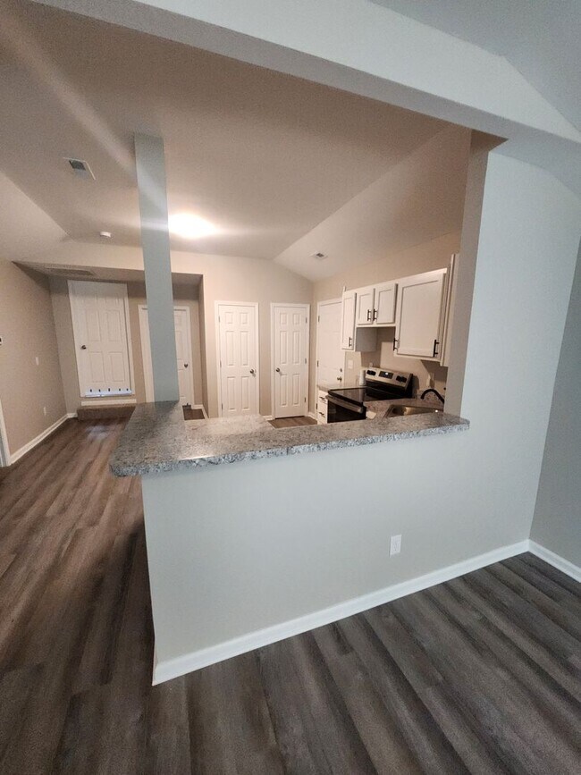 Building Photo - Renovated 2 bedroom 1 bath duplex unit with updated floors, bath, and kitchen!!