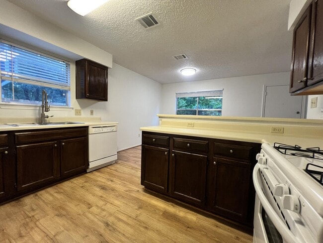 Building Photo - 8607 Cretys Cove