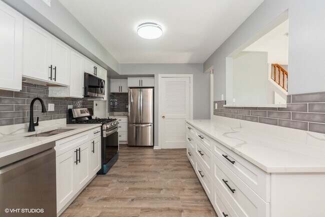 Building Photo - 2242 Country Club Dr