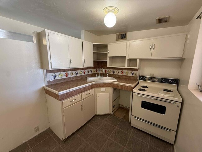 Building Photo - 4832 E 24th St