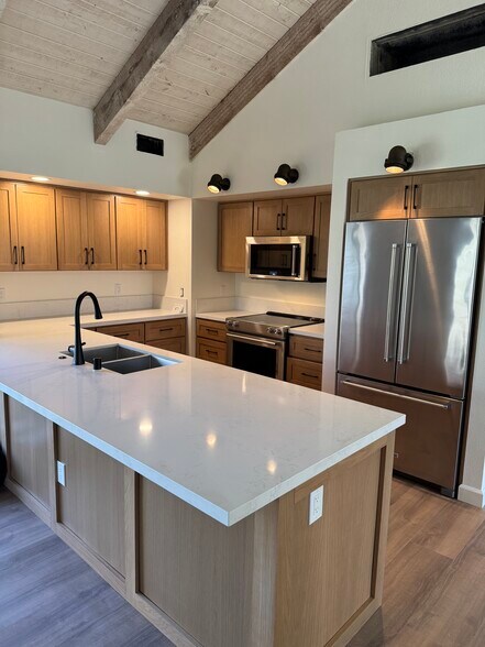 Building Photo - 475 Sunningdale Dr