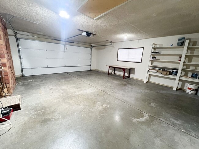 Building Photo - 3 Bedroom, 2 bath 1836 sqft House in Sunset Village