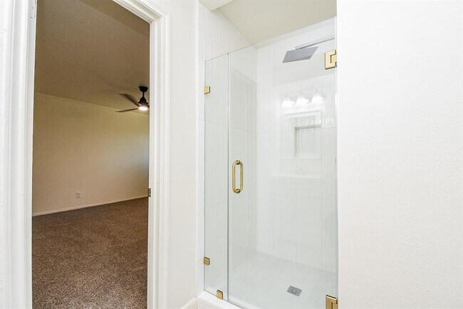 Building Photo - 1010 Woodchurch Ln