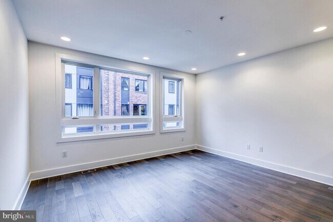 Building Photo - Northern Liberties Townhome with Parking