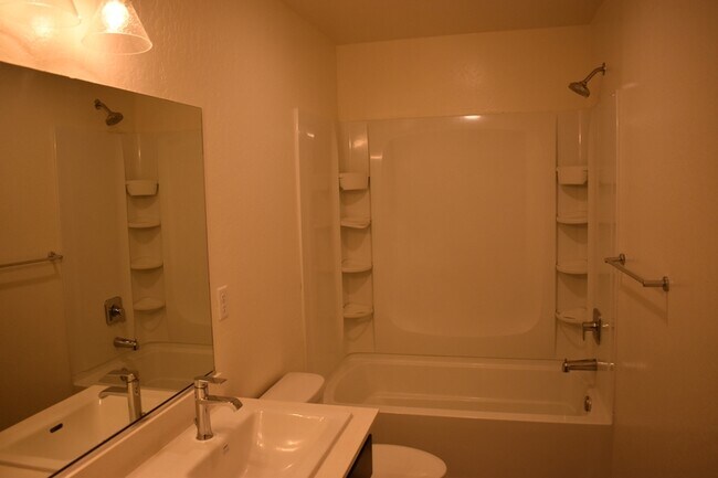Building Photo - 698 Jessie Dr