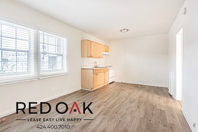 Building Photo - 615 N Rossmore Ave