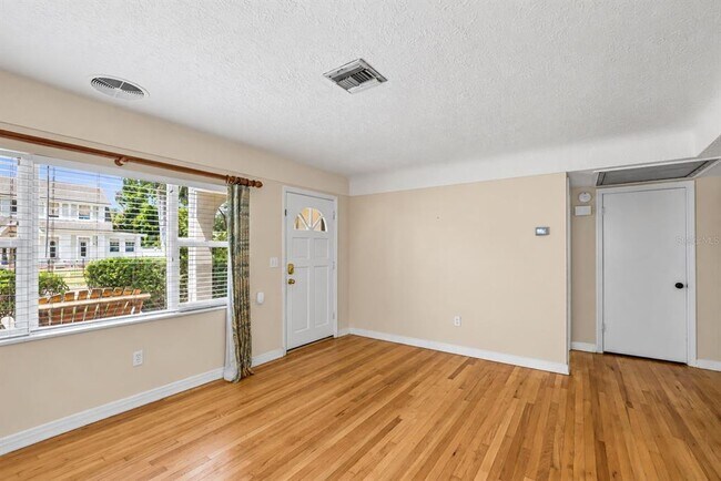 Building Photo - 206 17th Ave NE