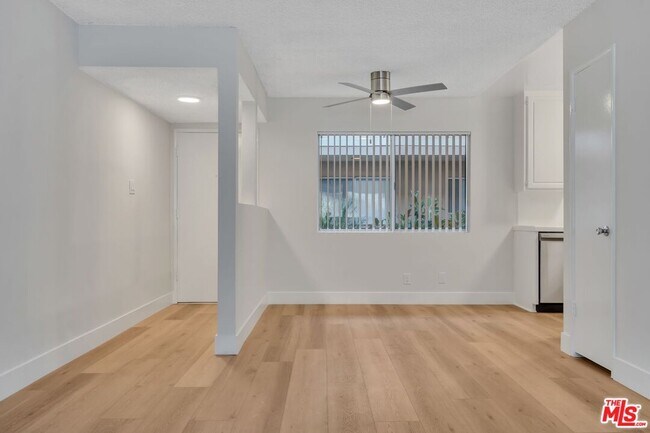 Building Photo - 1110 S Oakhurst Dr