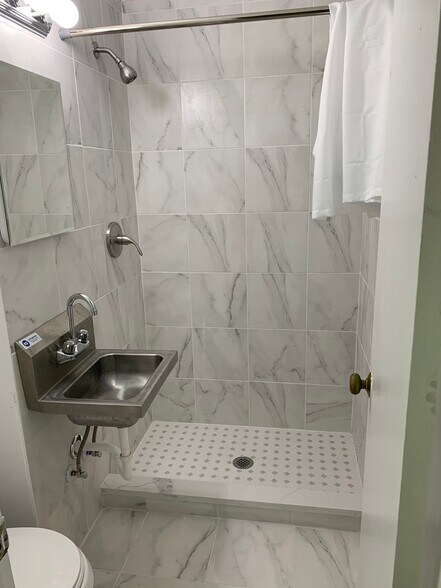 Building Photo - 746 Broughton St