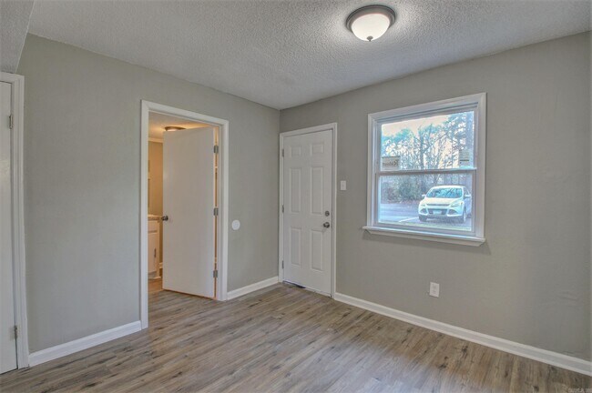 Building Photo - 1900 Labette Manor Dr