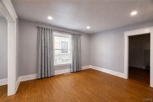 Building Photo - 15 School St