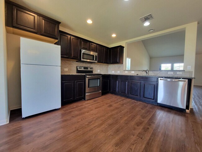 Building Photo - Beautiful 3 Bedroom, 2.5 Bath Home with Attached Garage & Tall Ceilings