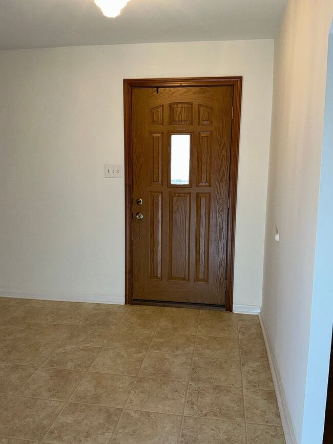 Building Photo - Very well maintained 4BR 2.5BA Colonial mo...