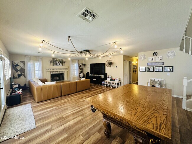 Building Photo - 727 W Mendoza Cir