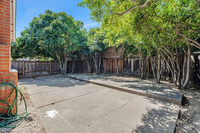 Building Photo - 652 Vasona Ave