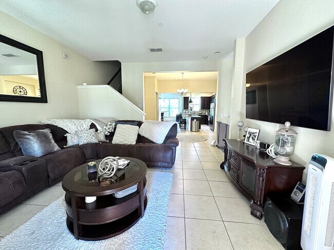Living room - 1220 Lobelia Dr