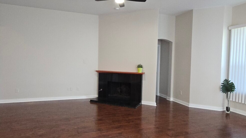 Building Photo - 6800 Oak Falls Dr