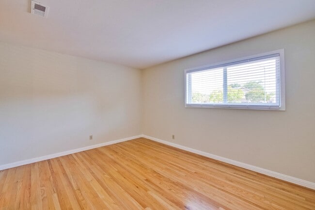 Building Photo - Beautiful Birdland Home on Quiet Cul-de-Sa...
