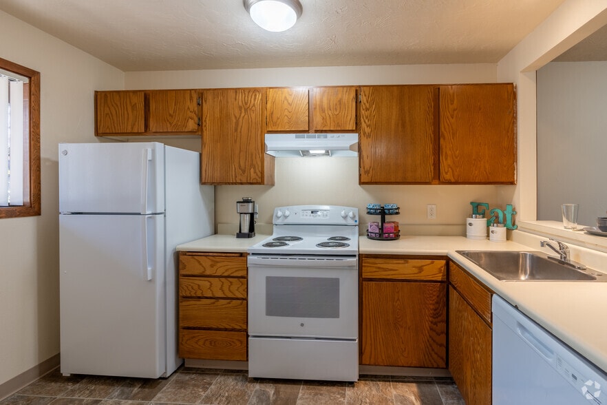1BR, 1BA - 910SF - Kitchen - Delta Grove