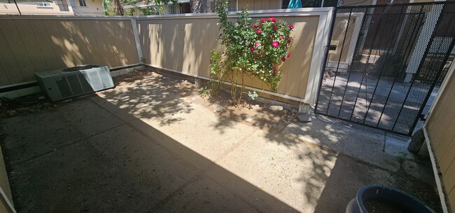 Building Photo - Three Bedroom Townhouse with Central Air, ...
